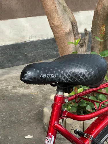 Bicicleta roda Aero muito boa com cadeirinha.