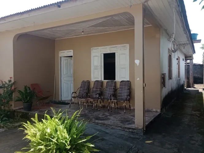 Casa localizada no bairro do muca, na travessa C