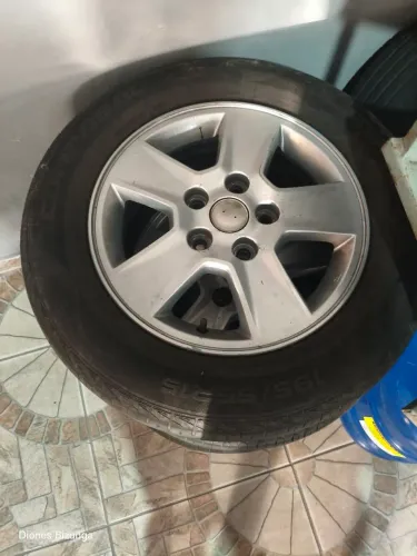 Jogo de rodas do Kia Cerato aro15 com os pneus
