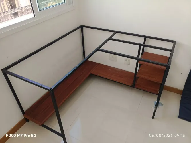 esquelo de mesa de escritório