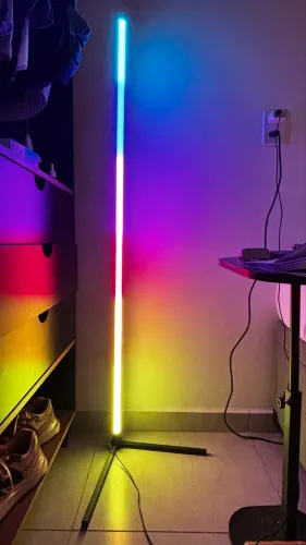 Luminaria de chão com varias cores RGB