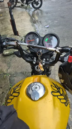 Vendo Titan Cargo 2013 em dia no meu nome documentos 2026 em mãos só andar ser feliz 