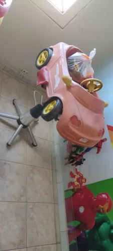Vendo cadeiras de corte para salão infantis e de adolescente. 