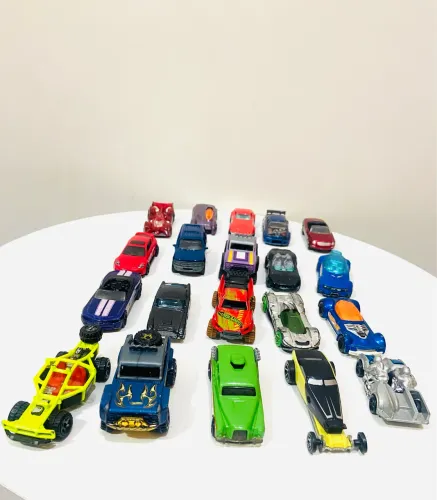 lote de 20 carrinhos hot wheels e matchbox(apenas 1) escala 1:64 - brinquedo