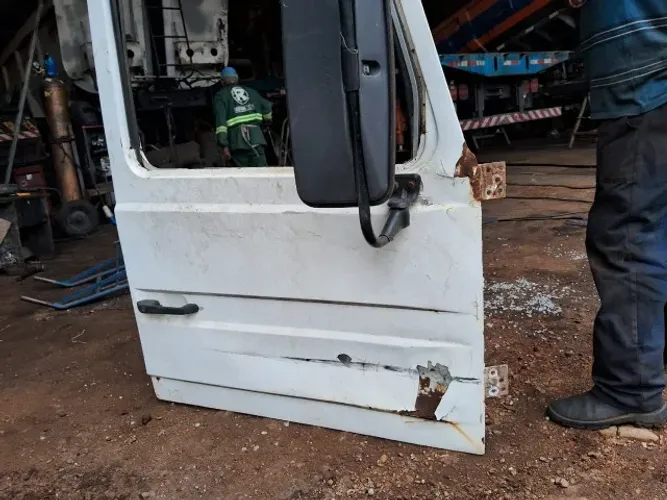 Duas portas esquerda e direita, do Scania 113, estado de conservação regular.