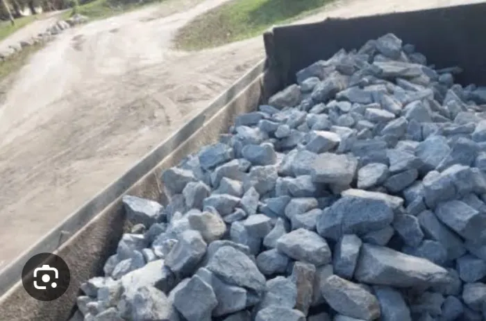Caçamba  de pedra matacão, para muro de arrimo ou fundação 