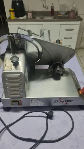 Vende se máquina de cortar frios