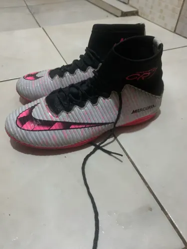 Nike Mercurial CR7 com cano alto (botinha).