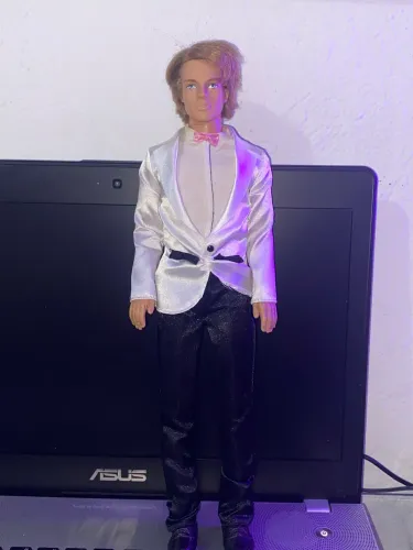 Boneco Ken Noivo 2012 | Terno branco e sapatos pretos 