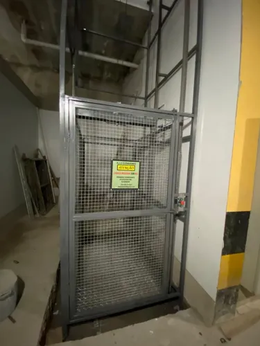 ELEVADORES E MONTA CARGAS