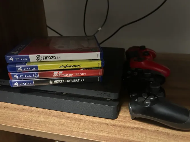 PS4 com 2 controles e 4 jogos
