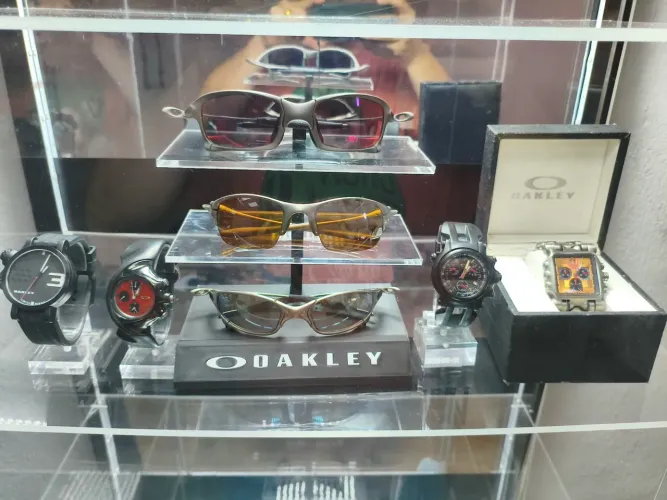 OAKLEY