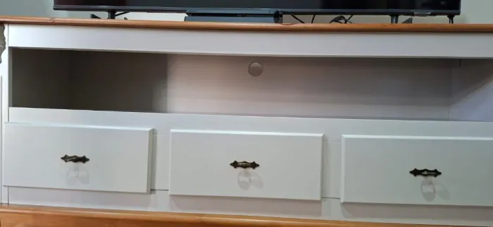 Rack para Tv com Pés Luis XV 3 Gavetas.