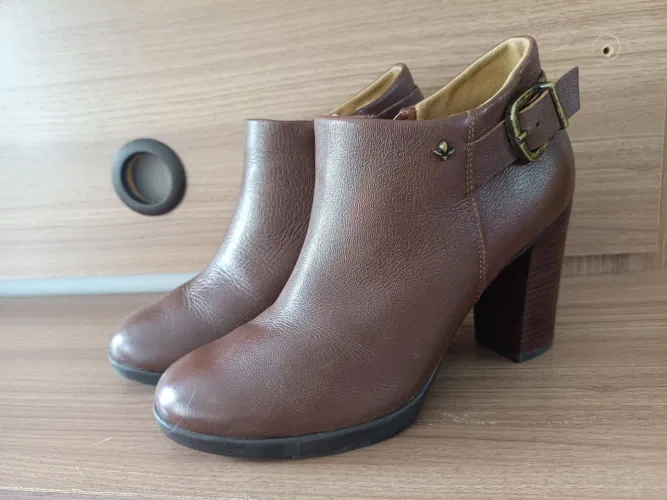 Bota da cravo canela