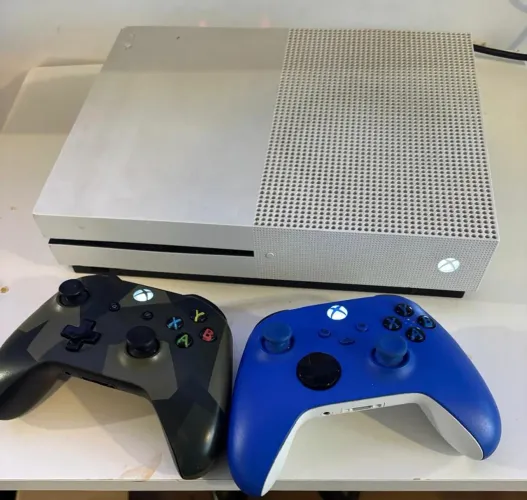 Xbox One S 1tb + Volante Logitech G920 + 2 controles