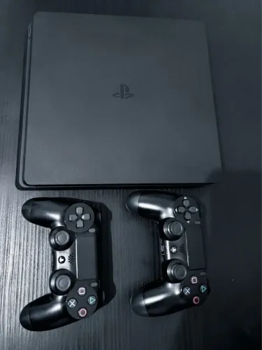 PS4 slim 1 tera + 2 controles