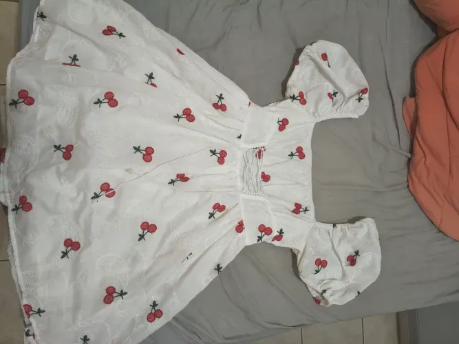 Vestido branco fofo com detalhes de cerejas bordadas