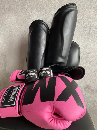 Kit Muay Thai: Luva Maximum 14 oz, Caneleira OLIMPO tam M e Bandagem Maximum 3 metros 