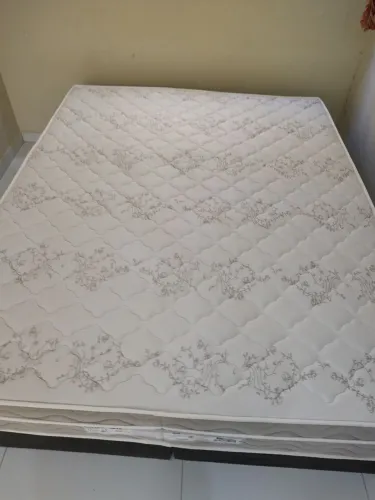 Cama Queen R$ 1.599,00 4 meses de uso,Entrego !