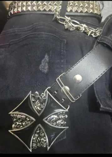 Cinto com fivela em formato de Cruz de Ferro (ou Cruz de Malta)