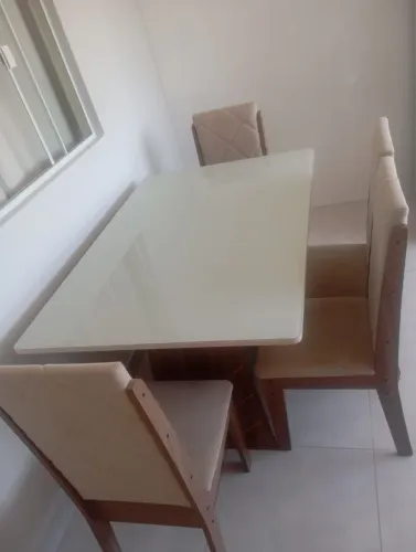 Mesa com tampo de vidro e com 4 cadeiras 