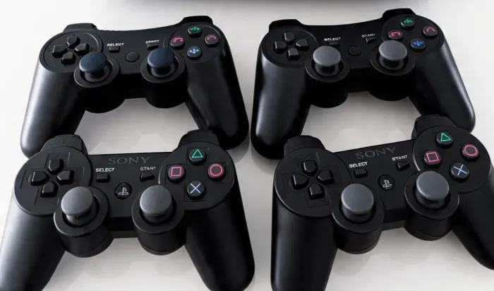 Vendo PS3 seminovo, acompanha 4 controles.
