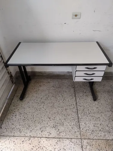 Escrivaninha 1,20 x 0,60 x 0,75 (altura).
