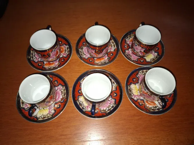 Conjunto de 6 xícaras de café com pires.