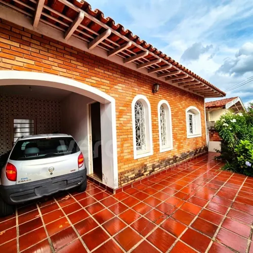 Casa com 3 quartos, quintal com árvores frutíferas no Jardim New York em Campinas-SP.