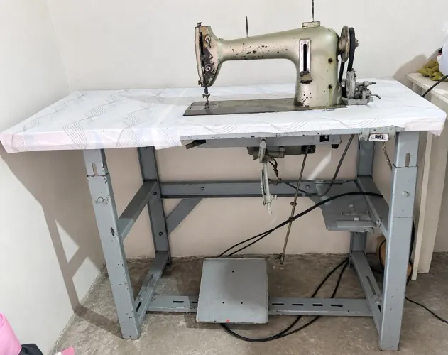 Máquina de costura profissional