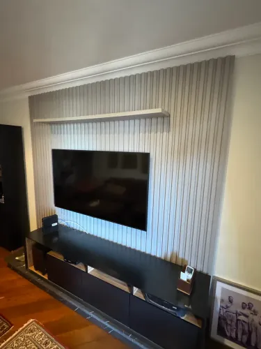 Rack / Estante para Sala de TV em Madeira Maciça - Excelente Estado