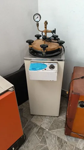 Autoclave vertical de esterilização a vapor.