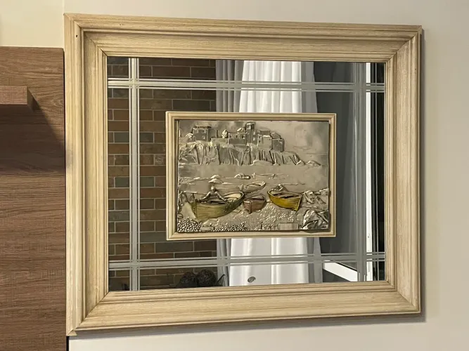 Lindo quadro com escultura, espelho e moldura 