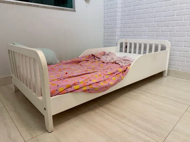 Cama montessoriana branca
