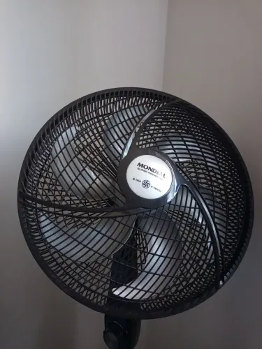 Dois Ventiladores um de Mesa e Ventilador de Coluna