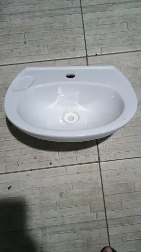 Lavatório de banheiro com coluna