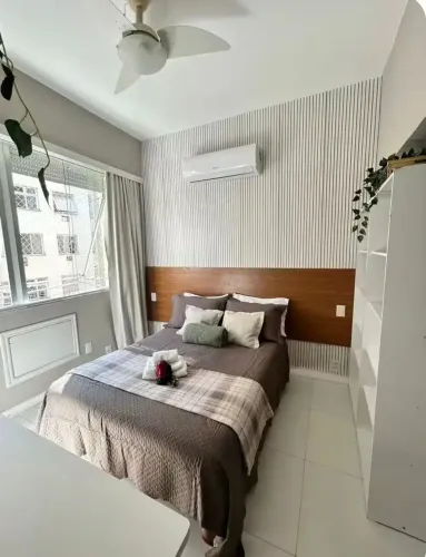 Quarto e sala mobiliado com 1 vaga de garagem na escritura  em Copacabana