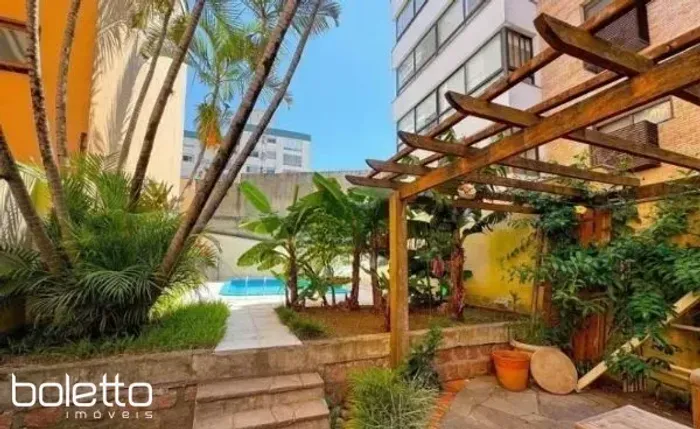 Casa para locação com 3 quartos e 2 vagas, R$ 11.000,00 no Bairro Auxiliadora.