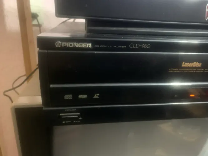 reprodutor de LaserDisc Pioneer modelo CLD-980. C/defeito