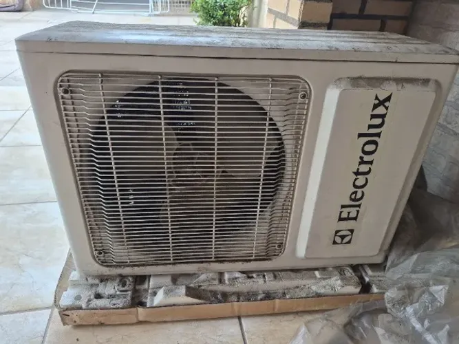 Vendo 1 TV e 1 Ar Condicionado (precisando reparos). Aceito oferta.