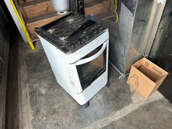 fogão domestico - 4 bocas e forno - bem usado - pra desocupar espaço