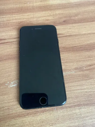iPhone 7 usado, funcionando perfeitamente. Tela com alguns arranhões.
