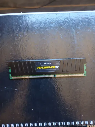 MEMORIA RAM CORSAIR 8GB DDR3 R$100