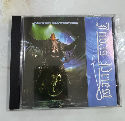 CD colecionável da banda de heavy metal Judas Priest, intitulado "Never Satisfied". 