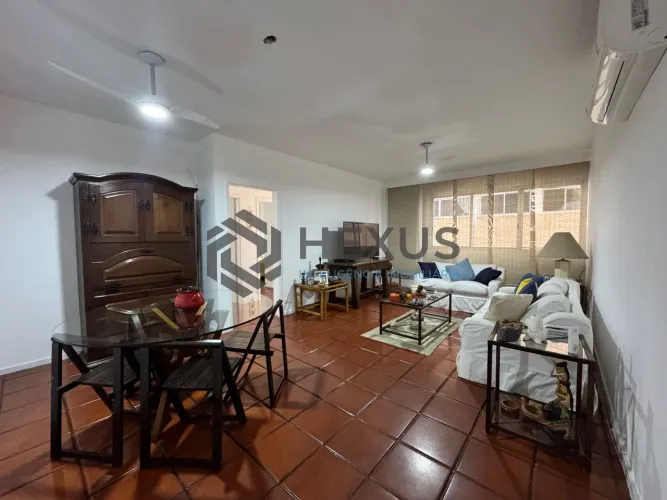 Apartamento reformado a 200m da praia na região da Barra Funda nas Pitangueiras, Guarujá