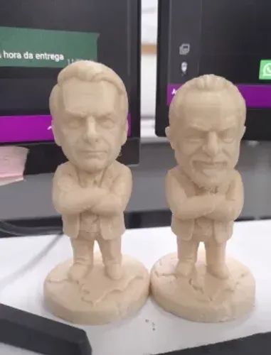 bonecos do Bolsonaro e Lula feitos na impressora 3D