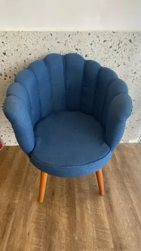 Poltrona Pétala em Linho Azul Marinho