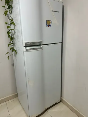 Geladeira funcionando perfeitamente com pequenos defeitos