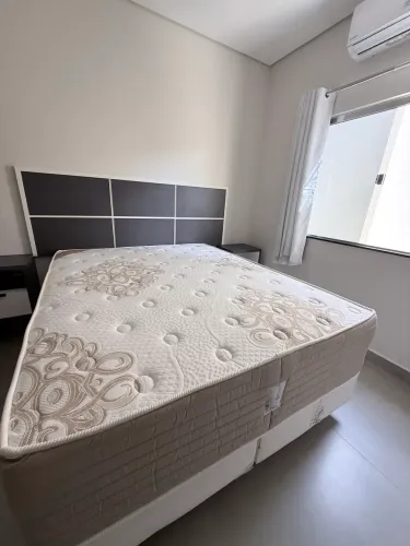 Cama Queen - base e colchão - Ortobom excelente estado