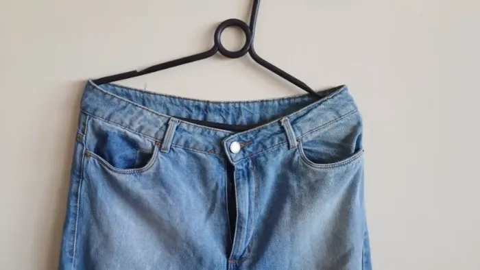 Calça jeans de lavagem média com modelo reto ou mom e rasgos nos joelhos 44